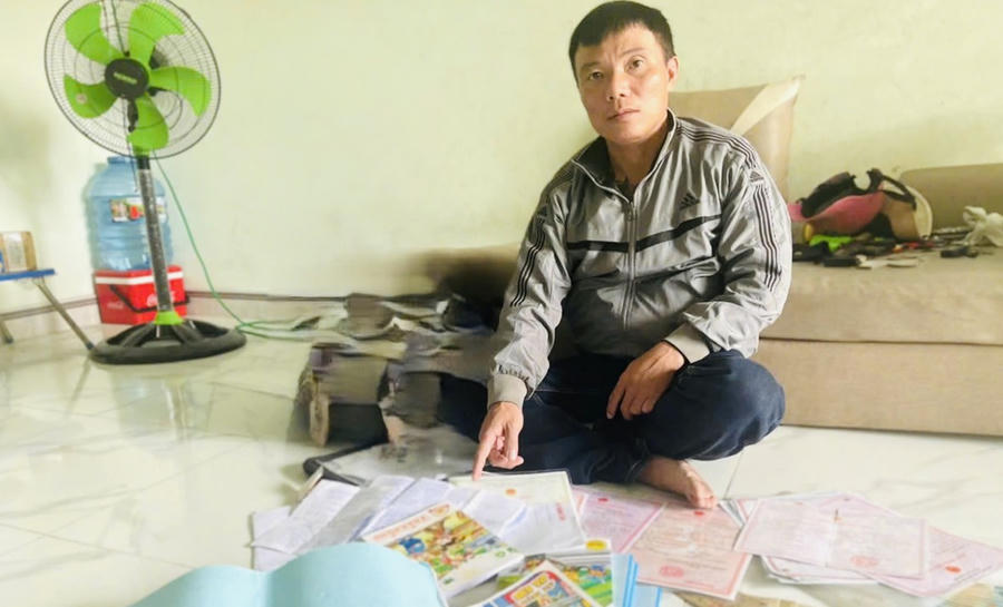 Đối tượng Tuấn cùng vật chứng liên quan. Ảnh: Văn Nhuệ