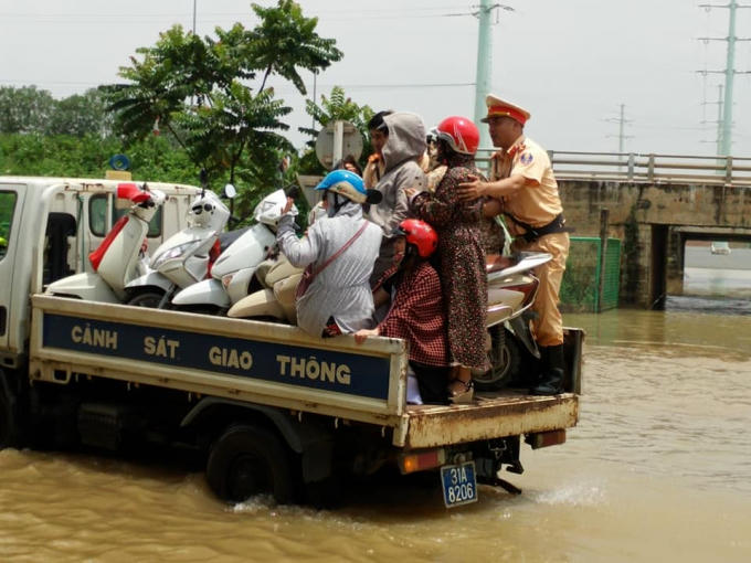 CSGT giúp người dân vượt nước ngâp.