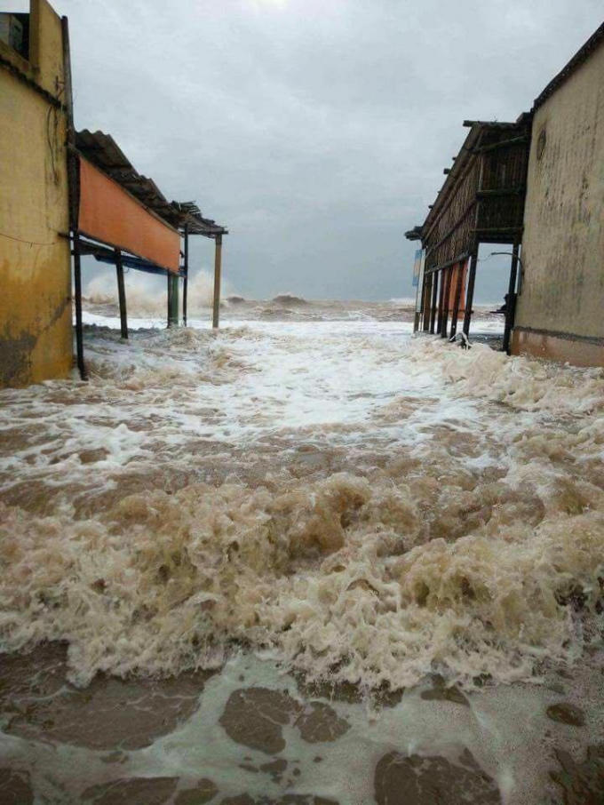 Triều cường dâng cao, tràn đê bãi biển Quất Lâm