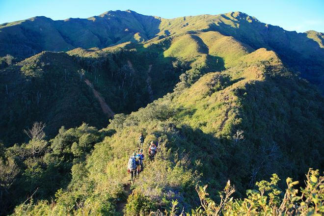 Đường đi hiểm trở trập trùng đồi núi.