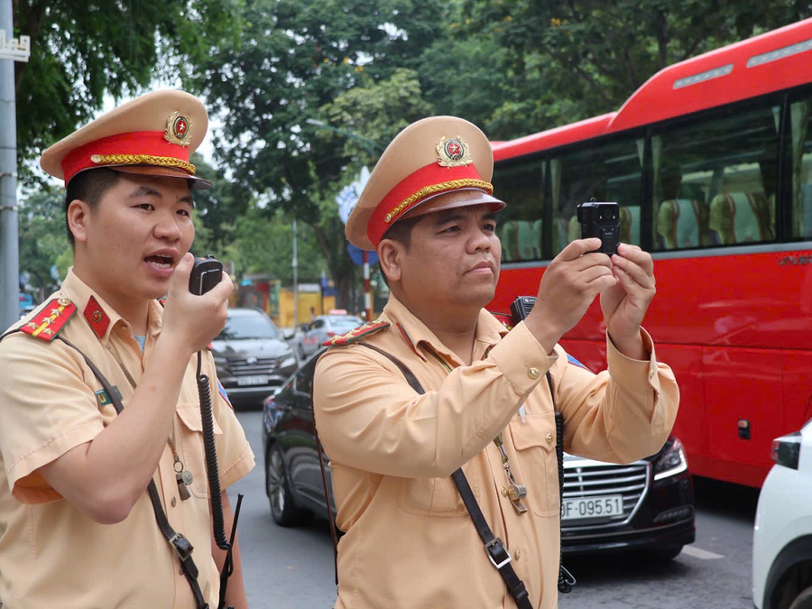 Cán bộ, chiến sỹ sử dụng thiết bị nghiệp vụ để ghi hình vi phạm. Sau khi phát hiện vi phạm, sẽ báo cho tổ công tác dừng xe để xử lý.
CSGT xử phạt nguội tại trụ sở đối với các trường hợp vi phạm.
CSGT xử phạt nguội tại trụ sở đối với các trường hợp vi phạm.
CSGT xử phạt nguội tại trụ sở đối với các trường hợp vi phạm.
CSGT xử phạt nguội tại trụ sở đối với các trường hợp vi phạm.
CSGT xử phạt nguội tại trụ sở đối với các trường hợp vi phạm.
CSGT xử phạt nguội tại trụ sở đối với các trường hợp vi phạm.
CSGT xử phạt nguội tại trụ sở đối với các trường hợp vi phạm.