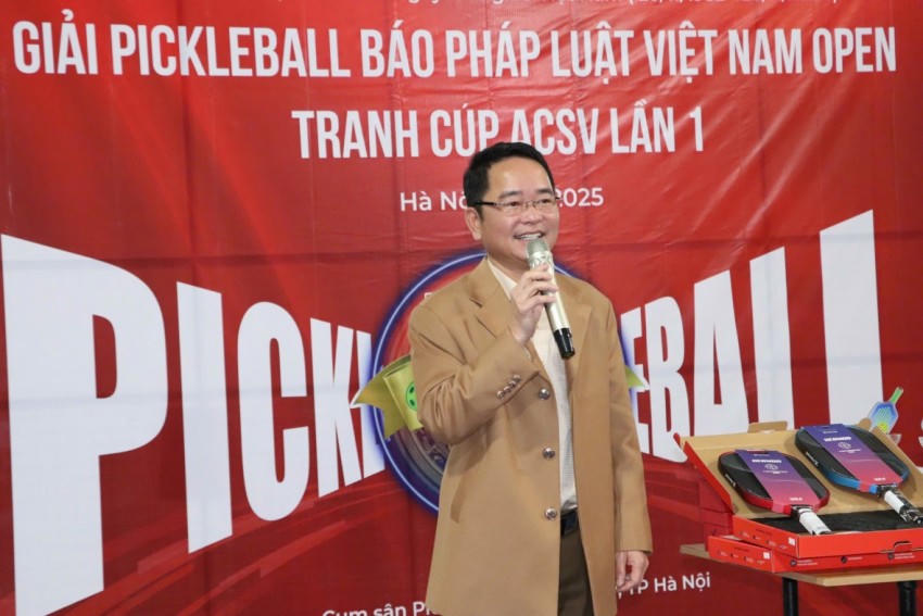 Tiến sĩ Vũ Hoài Nam – Bí thư Đảng ủy, Tổng Biên tập Báo Pháp luật Việt Nam lên sân khấu phát biểu khai mạc giải đấu.