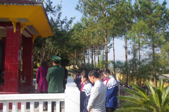 Đại diện giáo viên,cháu học sinh thắp hương tưởng niệm tại nhà bia liệt sỹ Đồn Biên phòng Cửa Khẩu Trà Lĩnh.