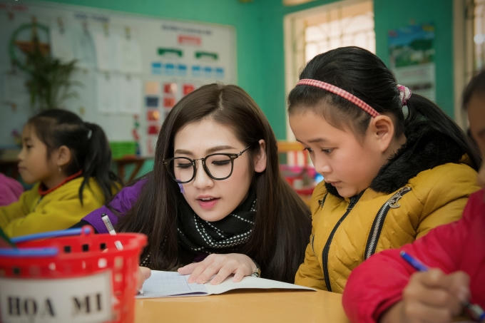  Tú Anh ân cần, chỉ bảo các em nhỏ.