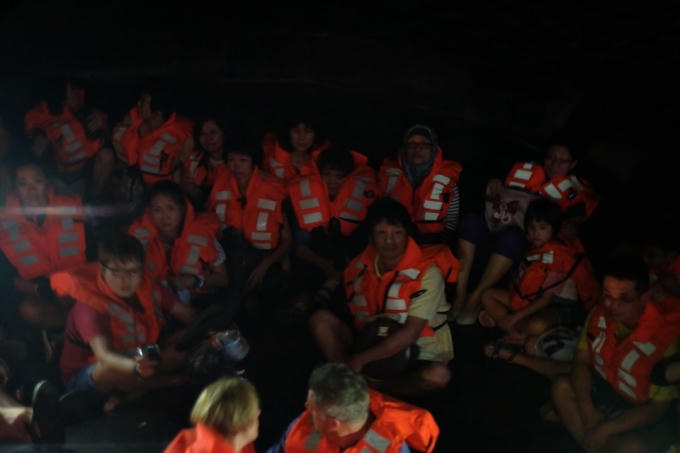 Hành khách trên tàu được cứu thoát. (Ảnh:channelnewsasia)