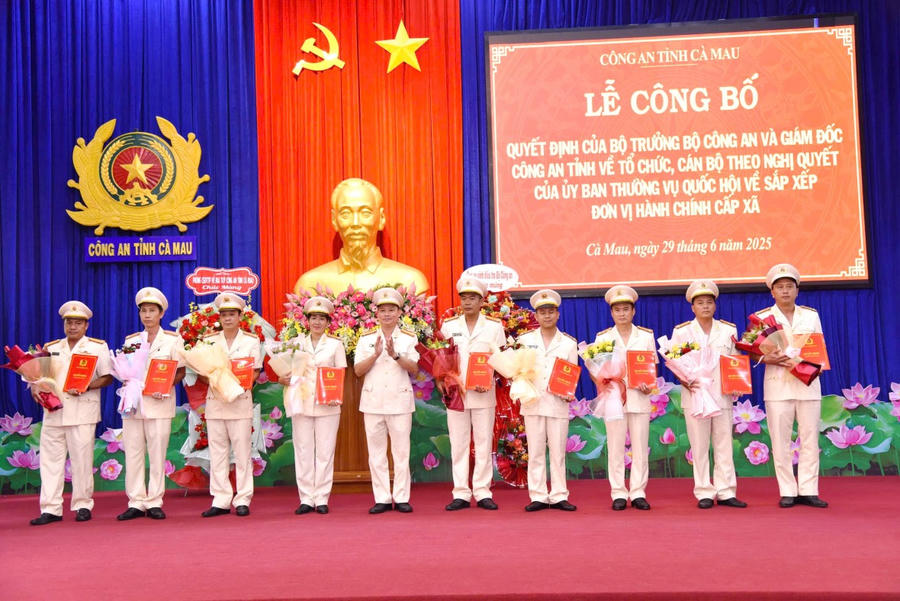 Đại tá Trần Văn Thi - Phó Giám đốc Công an tỉnh Cà Mau, trao quyết định và tặng hoa chúc mừng các Trưởng Công an xã.