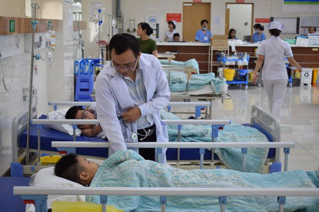 Bác sĩ đang thăm khám bệnh nhân.