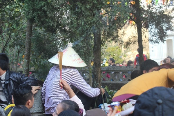 Bất chấp tất cả, du khách vẫn cố tình vượt rào. Ảnh: Du Nghĩa.