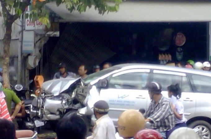 Chiếc xe gây tai nạn được di dời khỏi hiện trường.