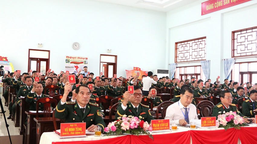 Các đại biểu biểu quyết các nội dung tại đại hội.