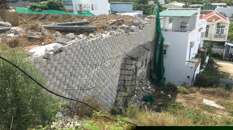 Cận cảnh quá trình dỡ bức tường ‘khổng lồ’ trên đầu nhà dân