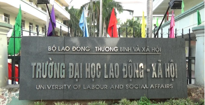 Hàng nghìn sinh viên trường Đại học Lao động Xã hội bức xúc trước khoản "truy thu" học phí được cho là bất thường, trong khi nhà trường vẫn tiếp tục thu... bình thường.