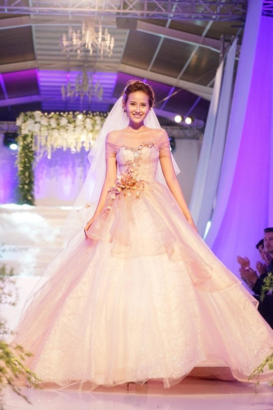 Người đẹp lộng lẫy trong bộ váy cưới trên sàn catwalk.