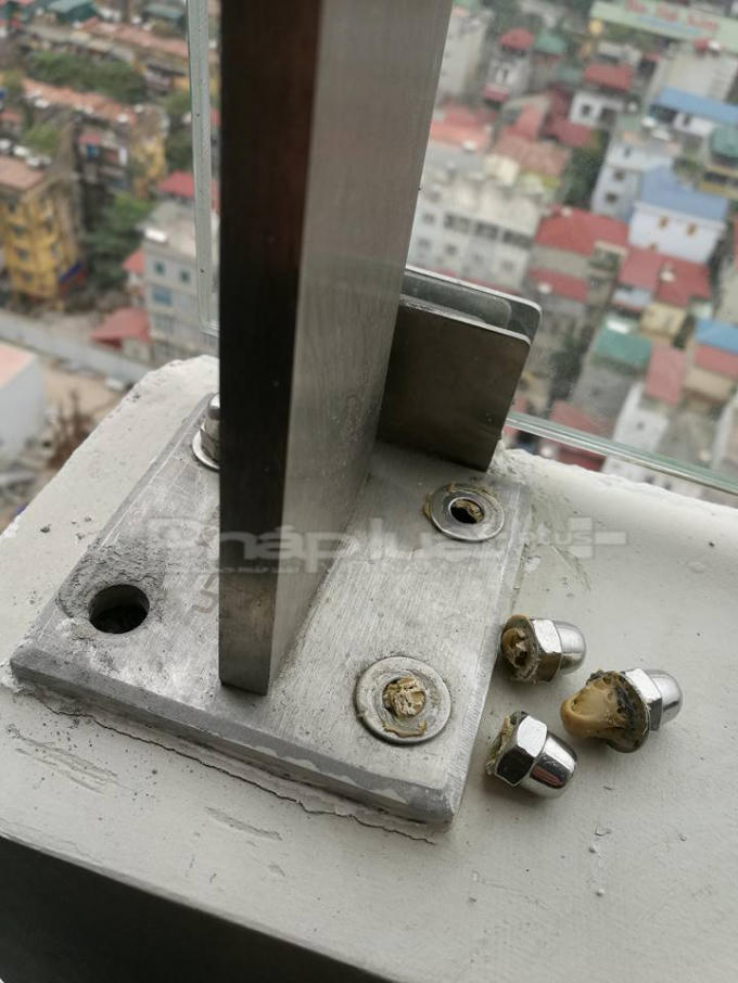 Ốc vít lan can dán bằng keo vô cùng nguy hiểm.(Ảnh: NV cung cấp)
