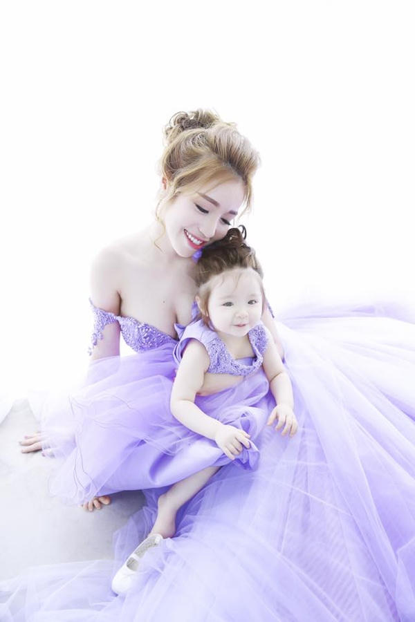 Người đẹp và con gái được báo chí Singapore ca ngợi là “cặp đôi quyền lực” Vbiz