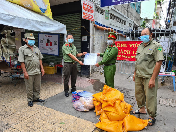 Đại diện Đoàn Thanh niên Công an thành phố trao tặng nhu yếu phẩm cho các đồng chí đang làm nhiệm vụ tại các khu vực cách ly.