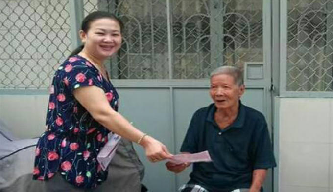 Tổ trưởng tổ dân phố tuyên truyền cho người dân