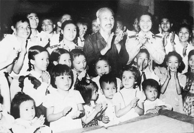Nụ cười vui mừng của những đứa trẻ khi đến màn phá cỗ.