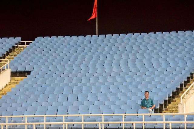 Đặc biệt khán đài D, vắng vẻ một người đàn ông ngồi xem giữa hàng loạt ghế còn trống.