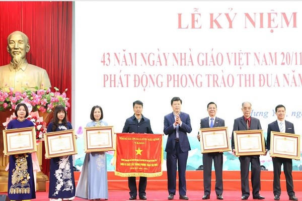 Thừa ủy quyền, Phó Bí thư Thường trực Tỉnh ủy Hưng Yên, ông Trần Quốc Toản trao cờ thi đua, Bằng khen tặng các tập thể, cá nhân.