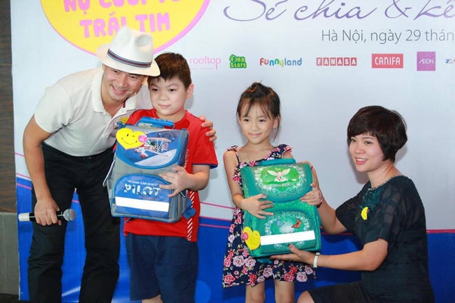 Nghệ sĩ Xuân Bắc mang “Nụ cười trái tim” đến 2 trẻ em dị tật bẩm sinh trên mặt.