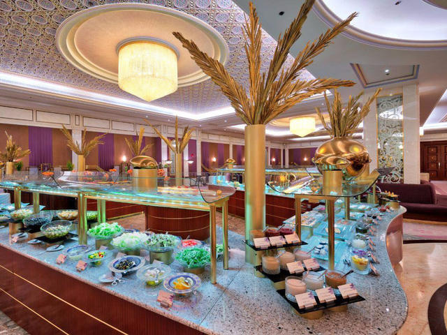 Hoàng tử Alwaleed sở hữu 95% cổ phần tại Tập đoàn đầu tư khổng lồ Kingdom Holdings. Thông qua tập đoàn này, Hoàng tử Alwaleed nắm trong tay cổ phiếu của nhiều công ty nước ngoài lớn như Citigroup, Twitter và chuỗi khách sạn Bốn mùa.