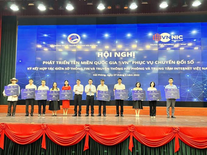 10 doanh nghiệp tiêu biểu trên địa bàn được tao tặng Website tên miền “.vn”