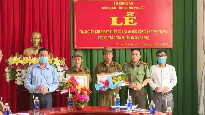 Đại tá Nguyễn Phương Đằng, Phó giám đốc Công an tỉnh Bình Phước trao giấy khen đột xuất của Giám đốc Công an tỉnh cho 2 công dân Bùi Minh Hoàng và Lữ Viết Xô đã có thành tích xuất sắc trong phong trào bảo vệ an ninh Tổ quốc.