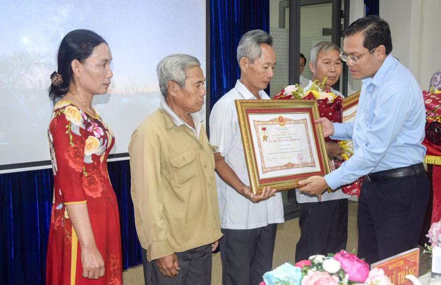 Ông Ngô Vũ Thăng - Phó Chủ tịch UBND tỉnh Cà Mau, trao Bằng truy tặng Danh hiệu vinh dự Nhà nước “Bà mẹ Việt Nam anh hùng” cho thân nhân các Mẹ.