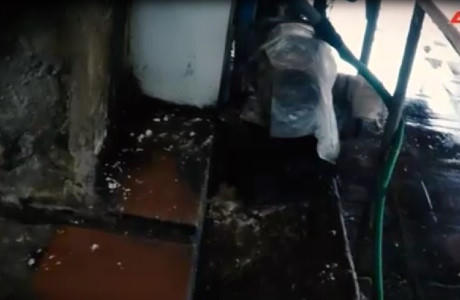 Bên trong cơ sở sản xuất là những dụng cụ làm giò chả mất vệ sinh. Ảnh: ANTV.