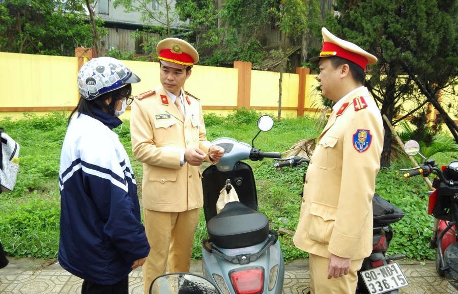 Lực lượng CSGT kiểm tra, nhắc nhở học sinh tuân thủ quy định về TTATGT. (Ảnh: Công an tỉnh Hà Nam)