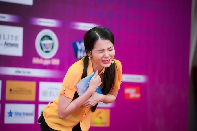 Huỳnh Thuý Vi (SBD 290) khiến hội trường nghẹn ngào khi hoá thân thành một cô gái gái miền Tây lấy chồng nước ngoài trong vở kịch "Tơ tằm". Vì không sinh được con và bị cho rằng mang điềm xui khiến công việc của chồng đi xuống, cô bị người chồng đối xử tệ bạc, cấm gọi về nhà cho ba má. Cao trào xảy ra khi anh chồng vờ đưa cô gái về nước thăm quê, nhưng thực tế đuổi cô khỏi nhà bơ vơ nơi đất khách.Vở kịch ngắn khiến HH Đặng Thu Thảo xúc động rơi nước mắt.