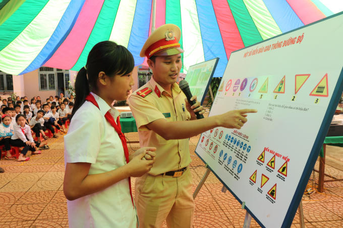 Tuyên truyền luật cho học sinh Trường tiểu học Lê Hữu Trác.
