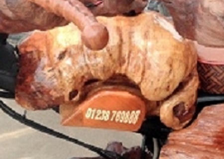 Thùng xăng có dung tích 1 lít có võ bằng gỗ dạ hương, anh Hạ còn ghi thêm số điện thoại của mình