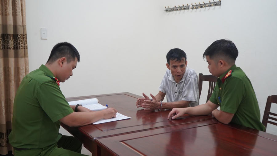 Cơ quan Cảnh sát điều tra lấy lời khai đối tượng Nguyễn Văn Trường. (Ảnh: Công an tỉnh Thái Nguyên)