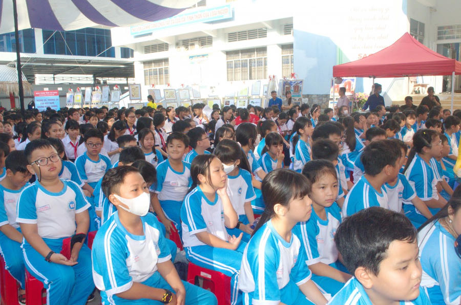 Đông đảo các em học sinh tham gia lễ phát động Ngày Sách và Văn hoá đọc.