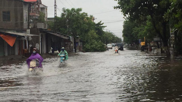 B&atilde;o qu&eacute;t qua, c&acirc;y đổ ngổn ngang, nhiều đường bị ngập
