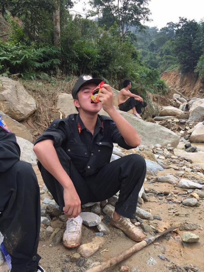 Lào Cai: Hình ảnh CSCĐ, quân đội ngập trong bùn, ăn mỳ tôm sống khắc phục mưa lũ gây bão mạng