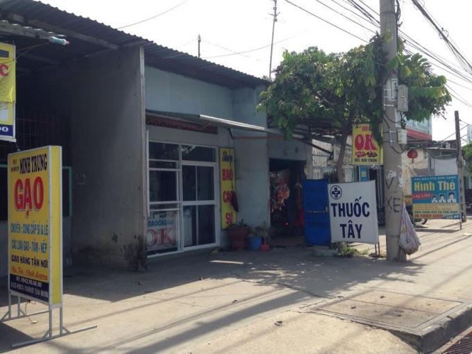 Điều kiện, vị trí của nhà thuốc này hết sức lụp xụp, phía bên trong chỉ bán rải rác vài loại thuốc, không có ngăn kệ rõ ràng.