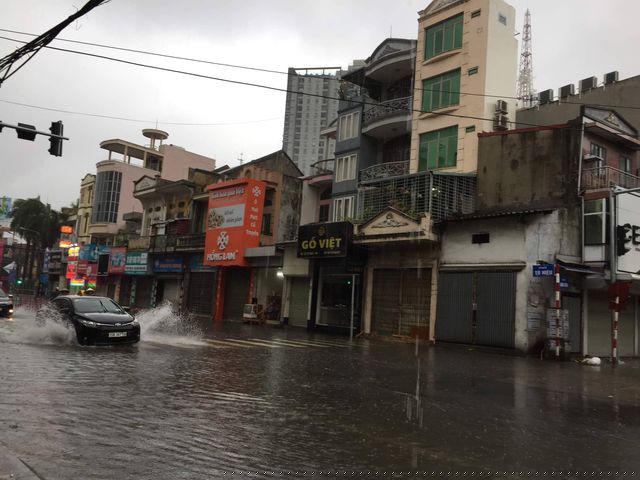Ô tô, xe máy rẽ nước trên đường Tô Hiệu, Hải Phòng