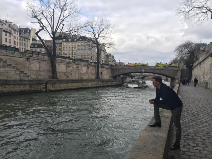 Mr.Đ&agrave;m h&agrave;o hứng thăm Kinh đ&ocirc; &aacute;nh s&aacute;ng