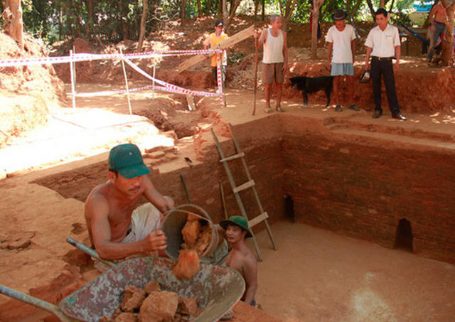 Các nhà khảo cổ đang tiến hành khai quật trên diện tích hơn 300 m2 ở di tích Chăm Phong Lệ và phát hiện nhiều nhiện vật có giá trị