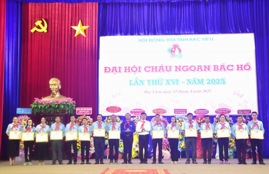 Ông Nguyễn Bình Tân - Ủy viên BTV Tỉnh uỷ, Trưởng Ban Nội chính Tỉnh uỷ và anh Phạm Tuấn Tài - Uỷ viên Ban Chấp hành Trung ương Đoàn, Bí thư Tỉnh đoàn, trao Bằng khen UBND tỉnh cho tập thể có thành tích xuất sắc trong công tác Đội và phong trào thiếu nhi tỉnh Bạc Liêu.