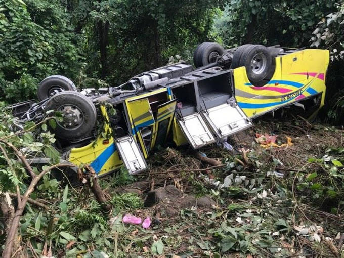 Chiếc xe lật úp khi rơi xuống vực sâu 20m.