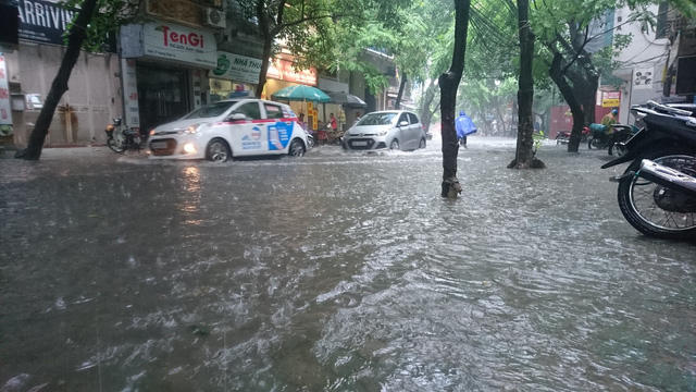 Nước ngập lênh láng dưới mặt đường, không phân biệt đâu là vỉa hè đâu là lòng đường.