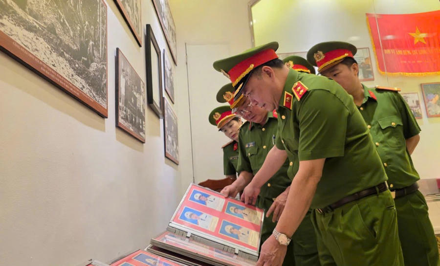 Lãnh đạo Cục C10 tham quan bảo tàng CAND tại Khu di tích lịch sử Ban An ninh khu IX