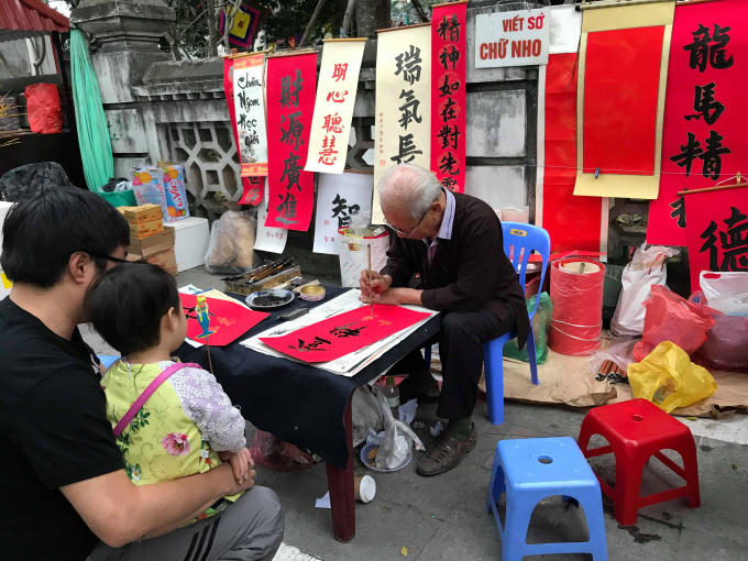 Dịch vụ xin chữ ngày Tết vô cùng hút khách.