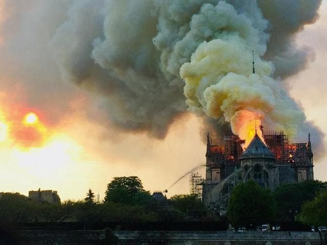 Nhà thờ Đức Bà Paris bốc cháy dữ dội chiều tối 15/4. (Ảnh: Reuters)