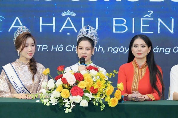 Hoa hậu Nguyễn Hoài Linh trả lời báo chí.