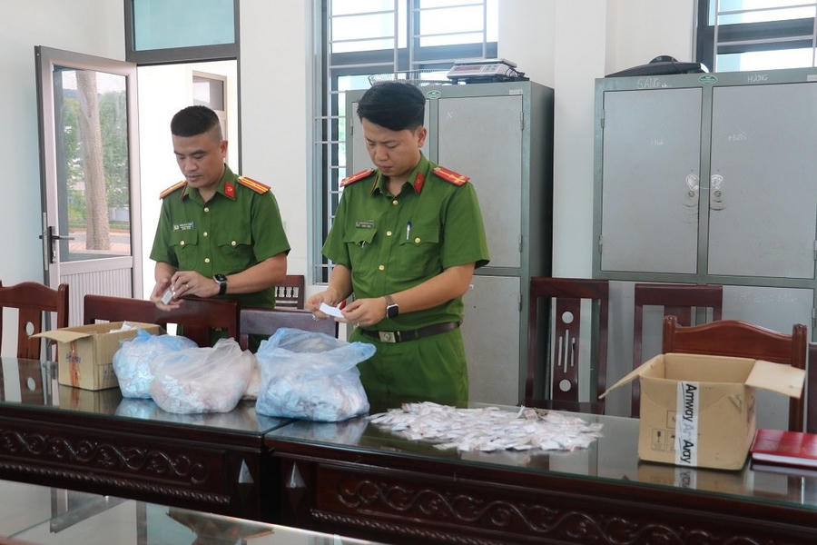 Công an thị xã Thái Hòa kiểm tra tang vật vụ án - Ảnh Công an tỉnh Nghệ An.